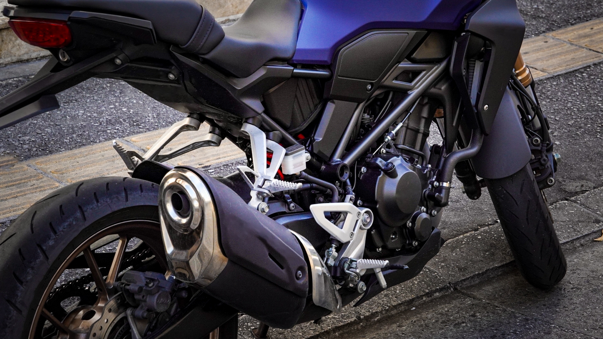 ナックルガードの選び方｜バイクでの防風効果と取り付け方式