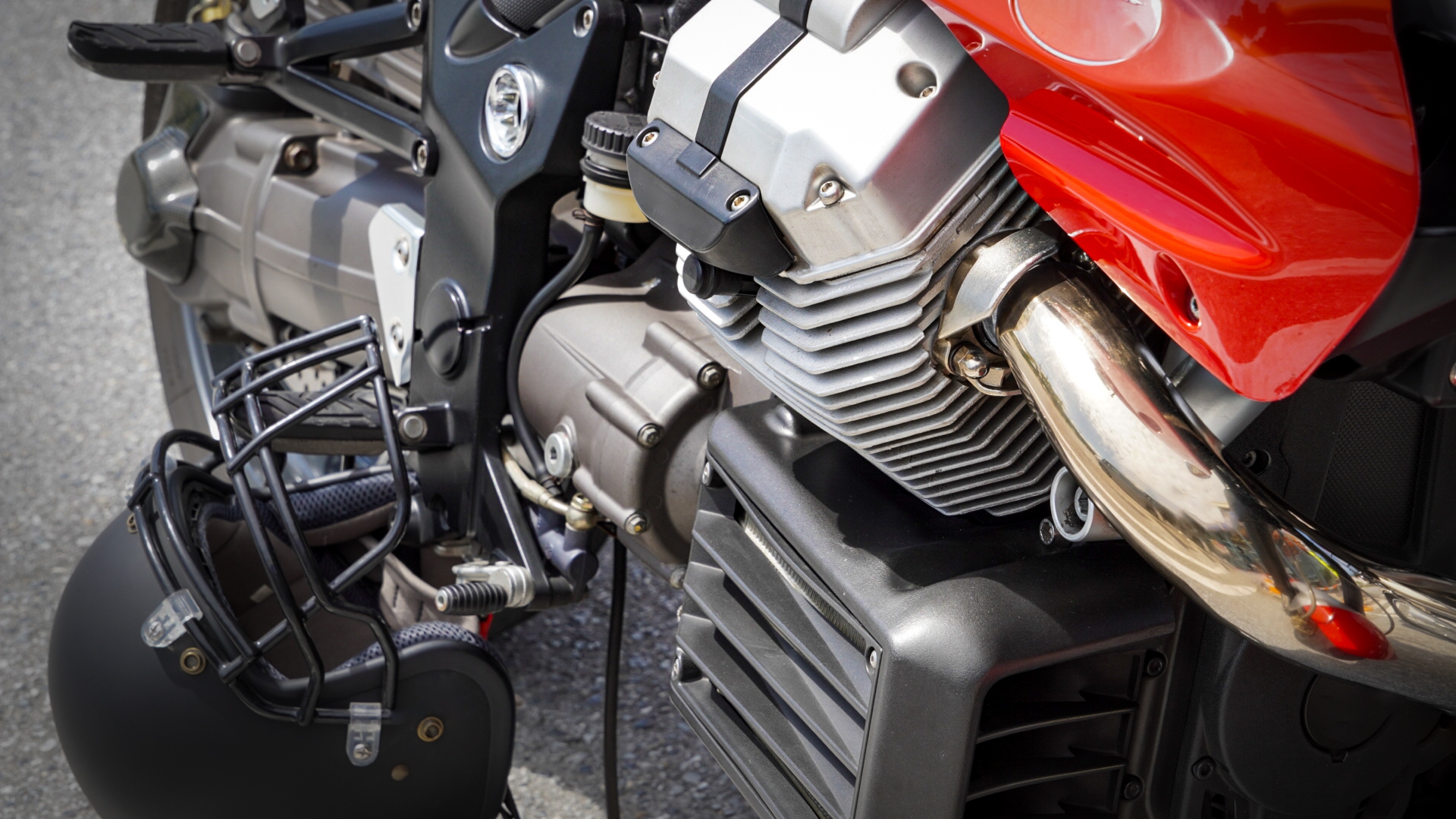 バイクのタンクカバー｜傷防止と装着方式の違いと選び方