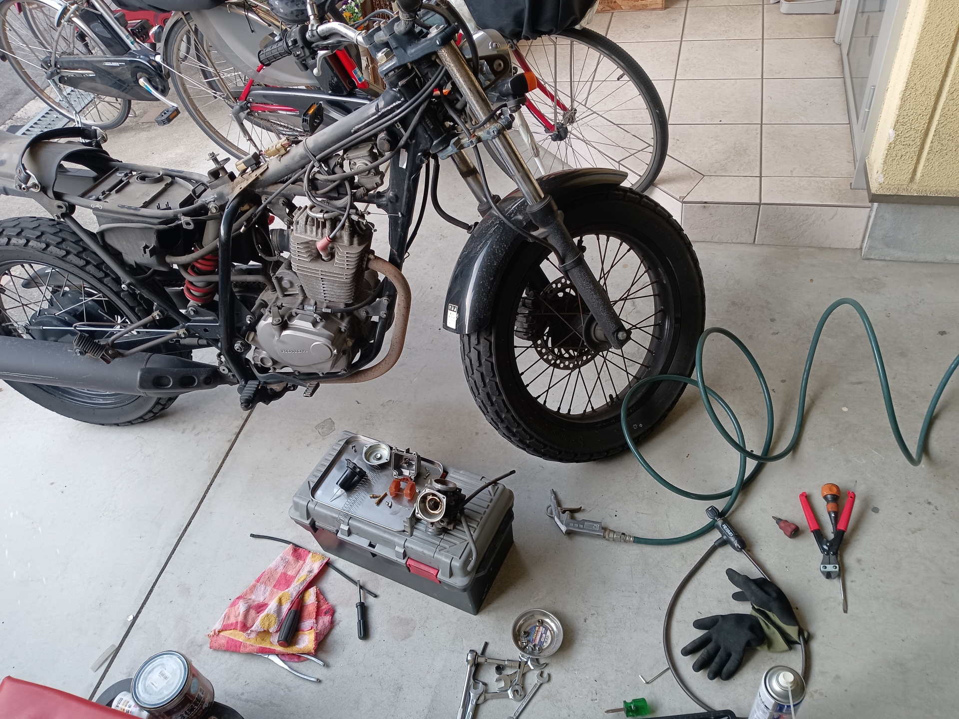バイクのコンテナガレージ｜サイズと設置の注意点と選び方
